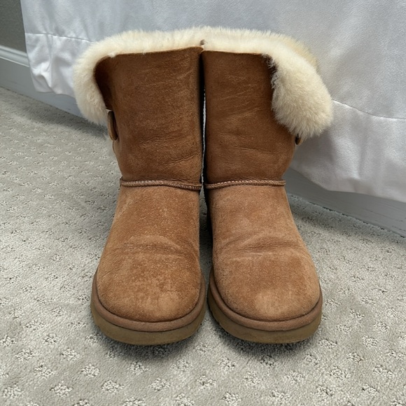 Ugg Bailey Button in Chestnut - Picture 2 of 4